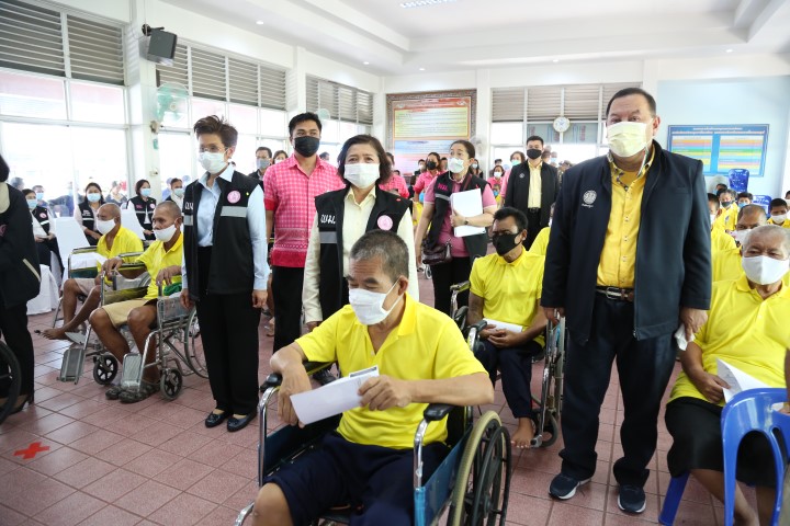รมว.พม. ลงพื้นที่จ�