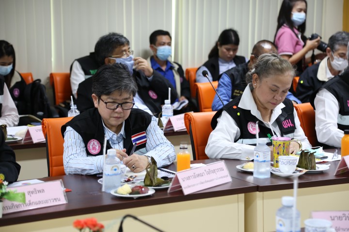รมว.พม. ลงพื้นที่จ�