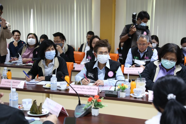 รมว.พม. ลงพื้นที่จ�