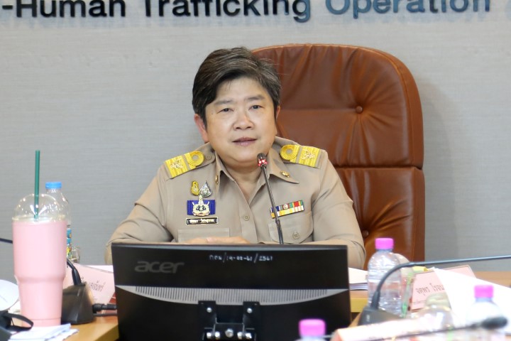 รองปลัด พม. เป็นปร�