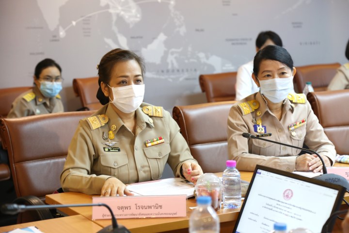 รองปลัด พม. เป็นปร�