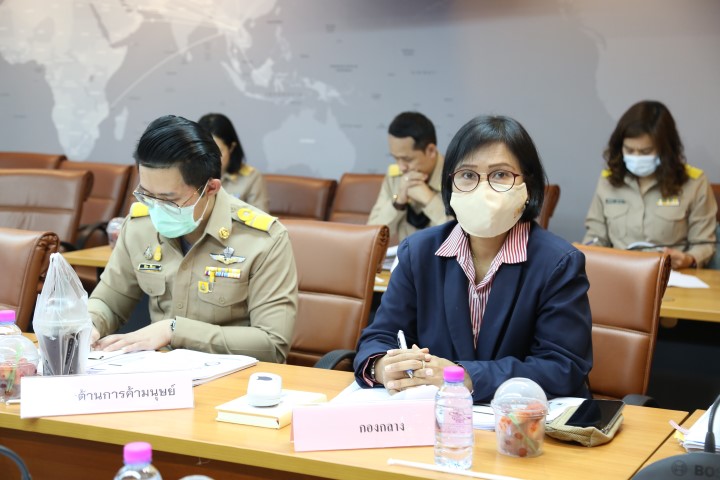 รองปลัด พม. เป็นปร�