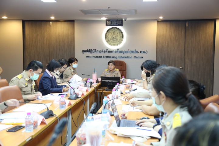 รองปลัด พม. เป็นปร�