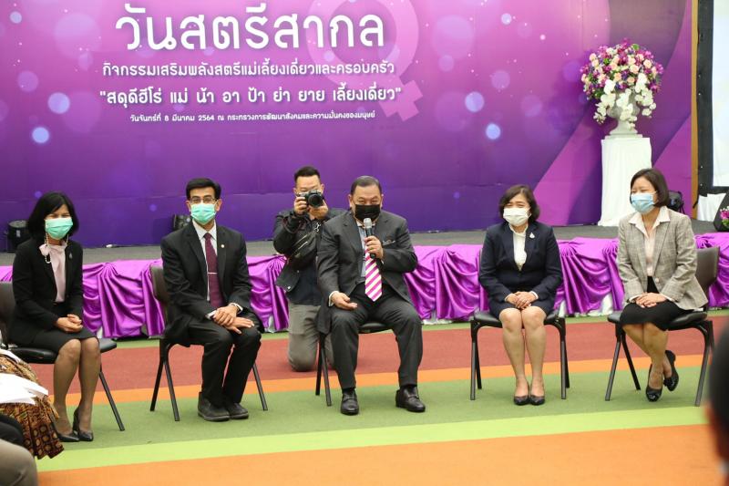 รมว.พม. ร่วมให้กำล�