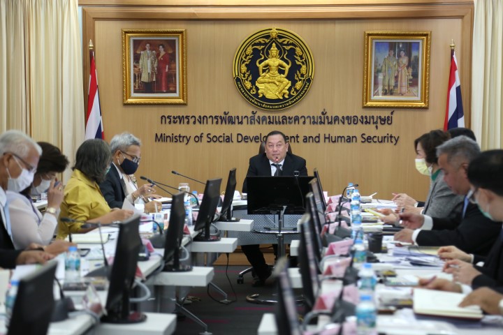 รมว.พม. ประชุมผู้บ�