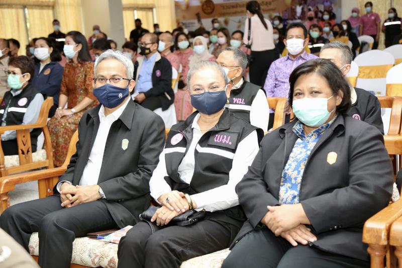 รมว.พม. ลงพื้นที่จ�