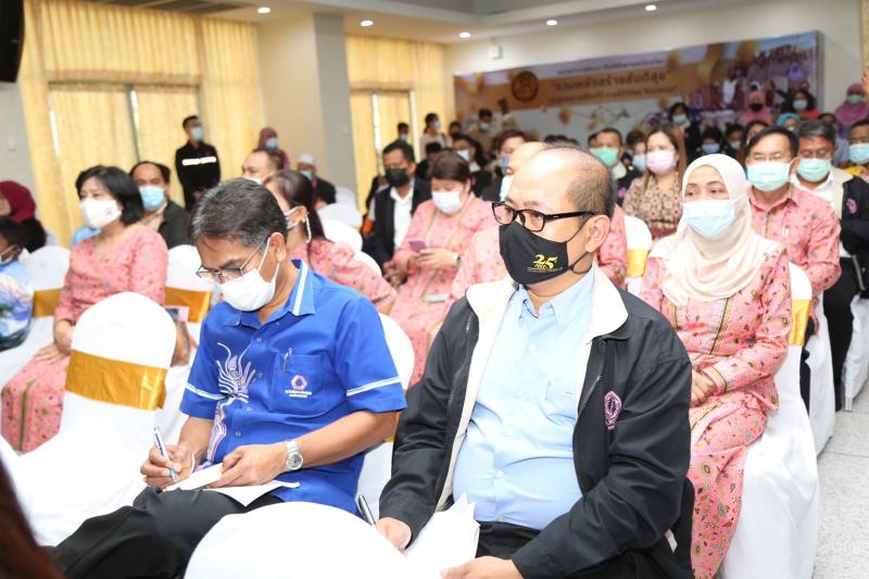 รมว.พม. ลงพื้นที่จ�
