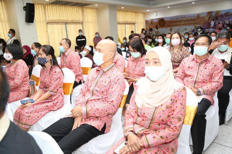 รมว.พม. ลงพื้นที่จ�