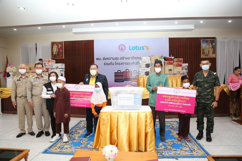 รมว.พม. ลงพื้นที่จ�