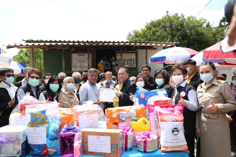 รมว.พม. ลงพื้นที่เ�