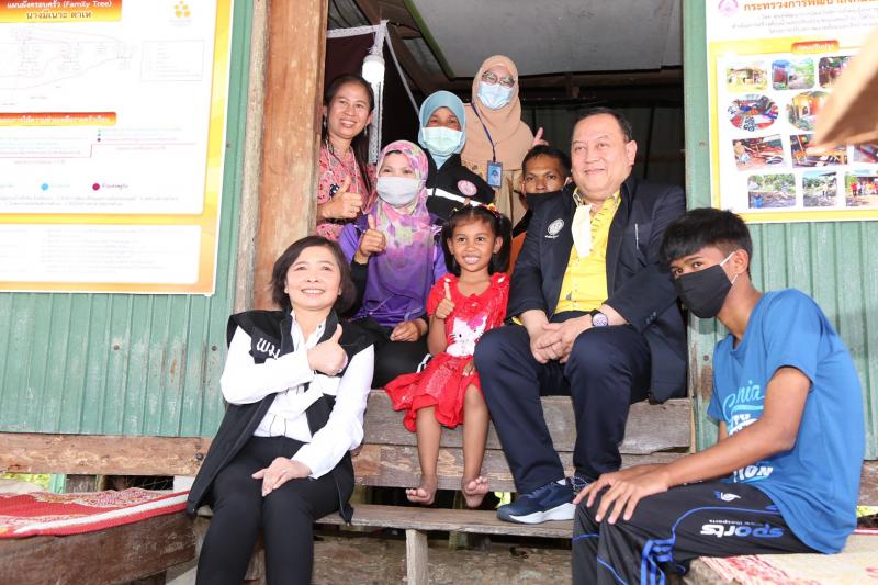 รมว.พม. ลงพื้นที่เ�