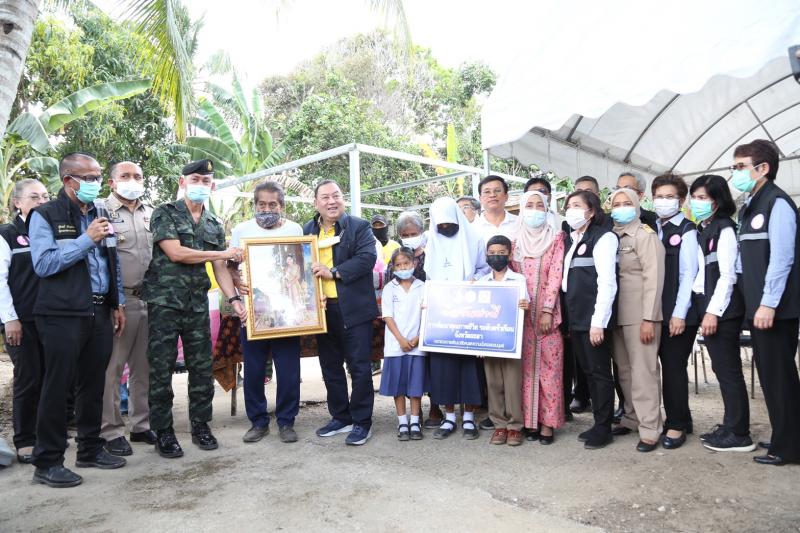 รมว.พม. ลงพื้นที่เ�