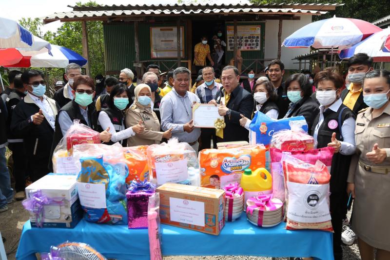 รมว.พม. ลงพื้นที่เ�