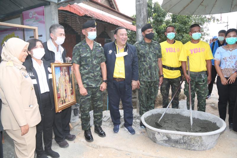 รมว.พม. ลงพื้นที่เ�