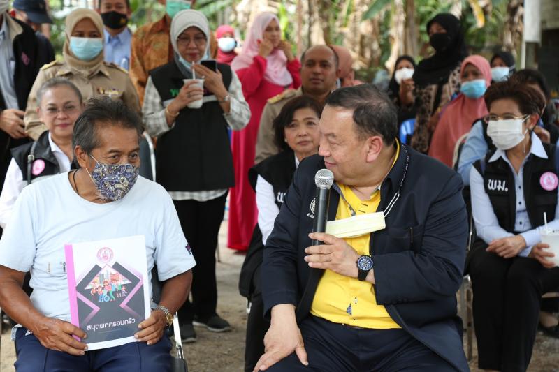 รมว.พม. ลงพื้นที่เ�