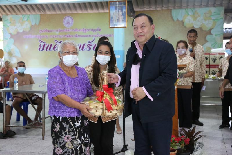 รมว.พม.ลงพื้นที่เย