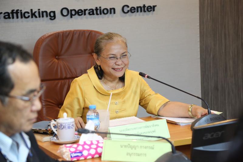 รองปลัด พม. เป็นปร�