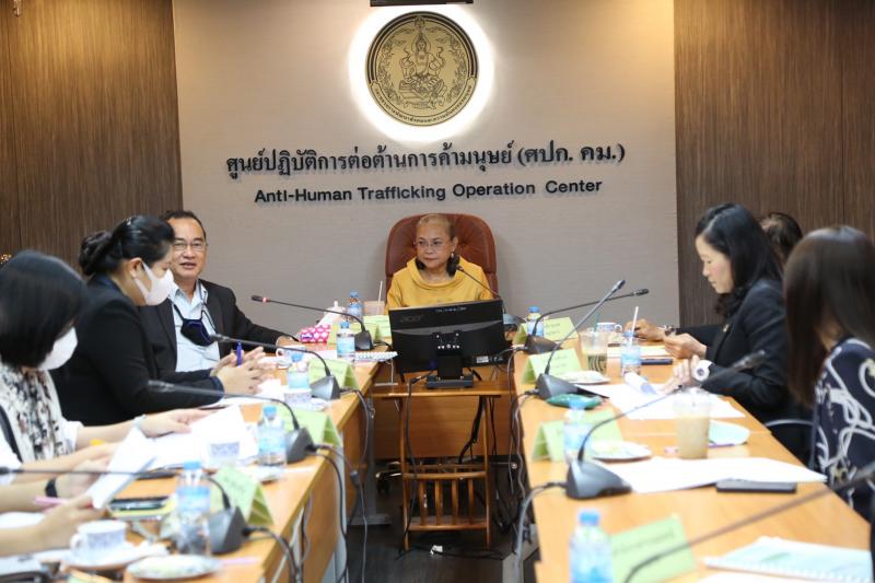 รองปลัด พม. เป็นปร�