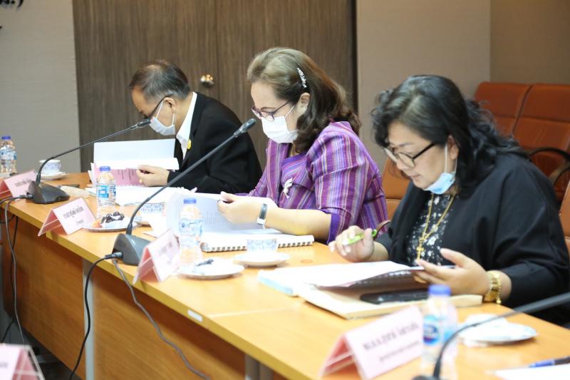 รองปลัด พม. เป็นปร�