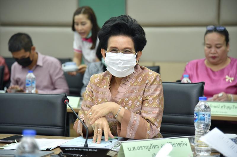 รองปลัด พม. เป็นปร�