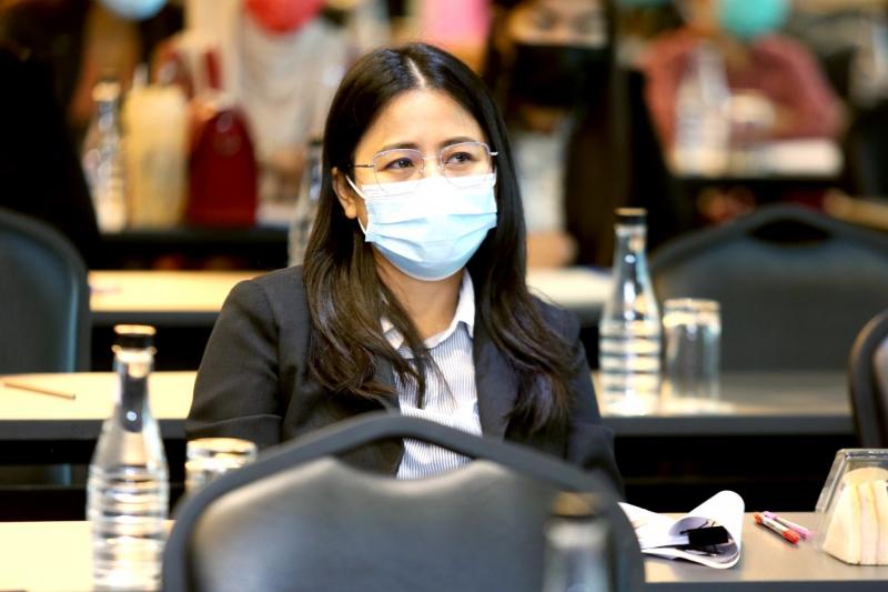 รองปลัด พม. เป็นปร�