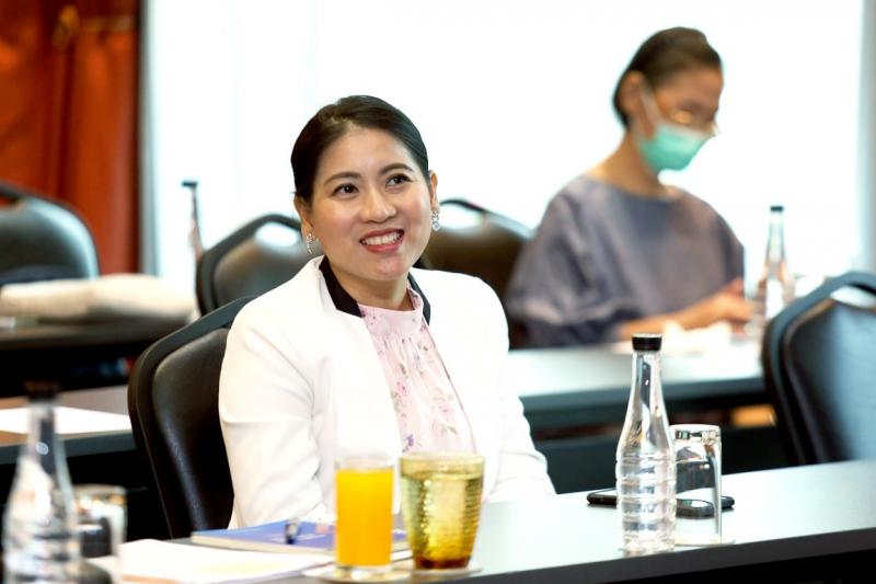 รองปลัด พม. เป็นปร�