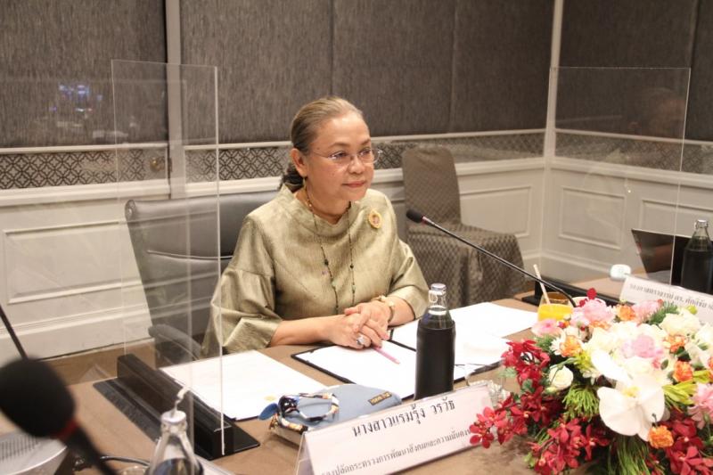 รองปลัด พม. เป็นปร�