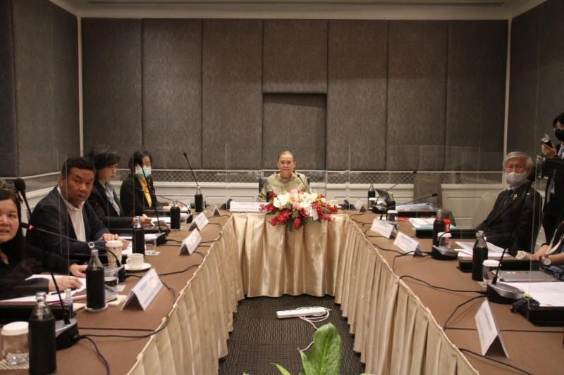 รองปลัด พม. เป็นปร�