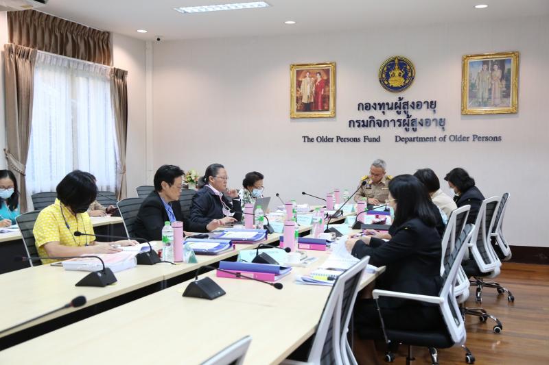 รองปลัด พม. เป็นปร�