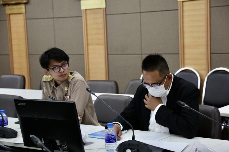 รองปลัด พม. เป็นปร�