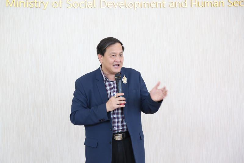 ปลัด พม. รับมอบเงิ�