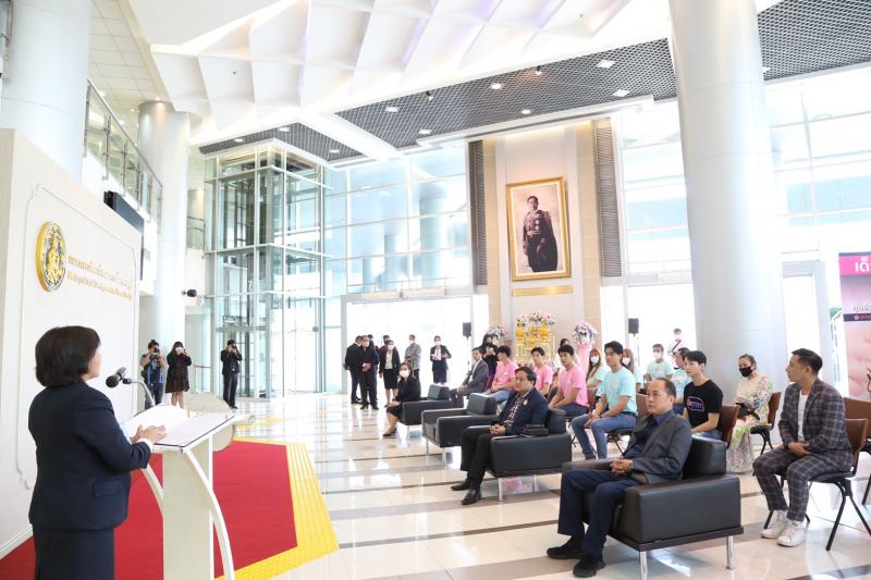 ปลัด พม. รับมอบเงิ�
