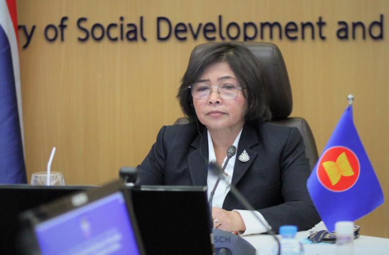 ปลัด พม. รับมอบหมา�