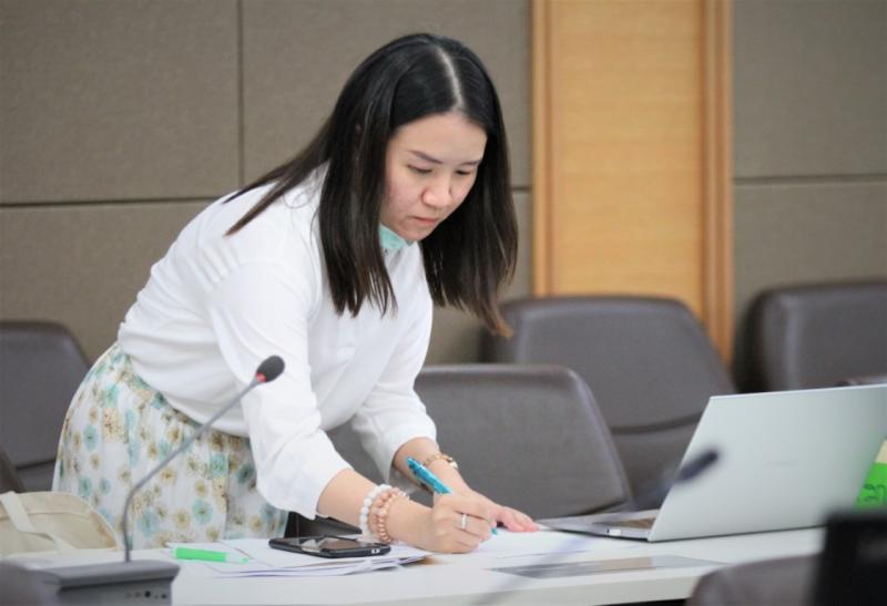 ปลัด พม. รับมอบหมา�