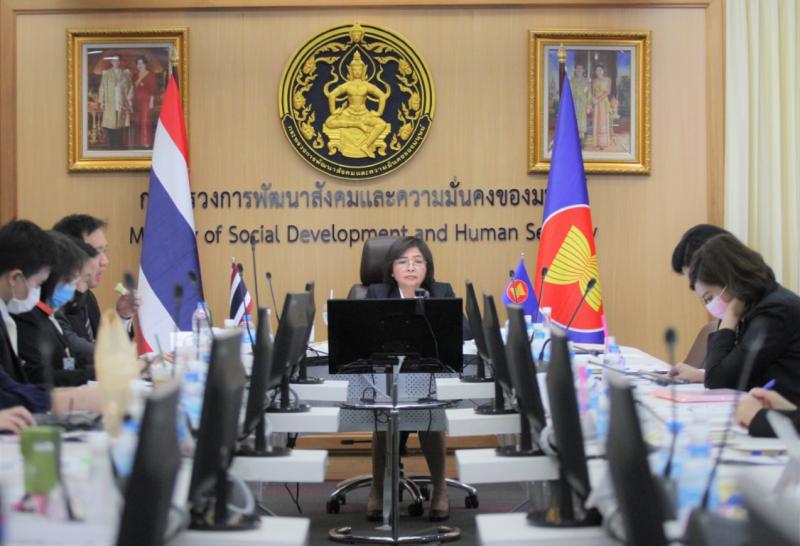 ปลัด พม. รับมอบหมา�