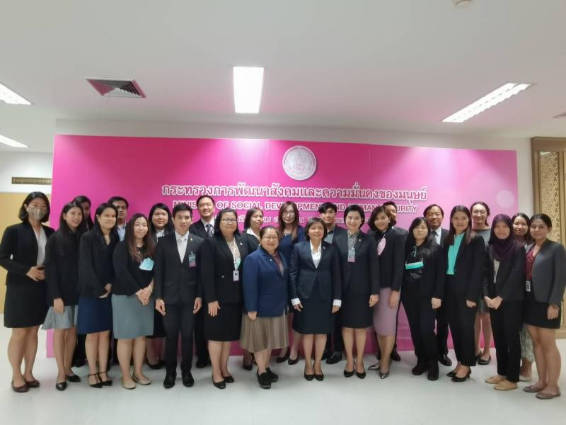 ปลัด พม. รับมอบหมา�