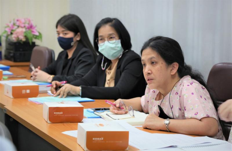 รองปลัด พม. เป็นปร�