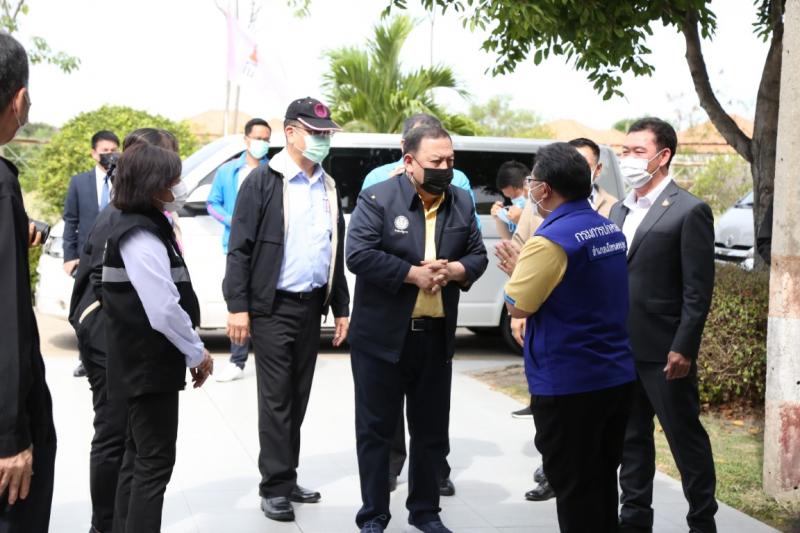 รมว.พม. พร้อมด้วยค�