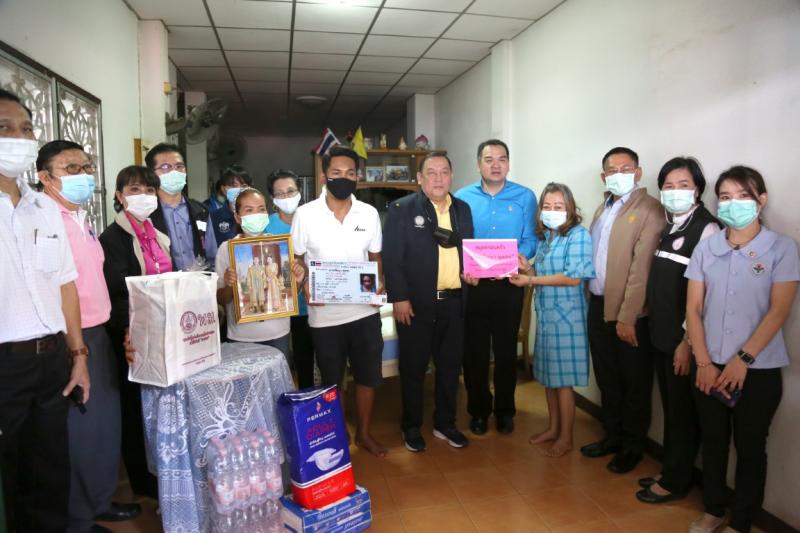รมว.พม. พร้อมด้วยค�