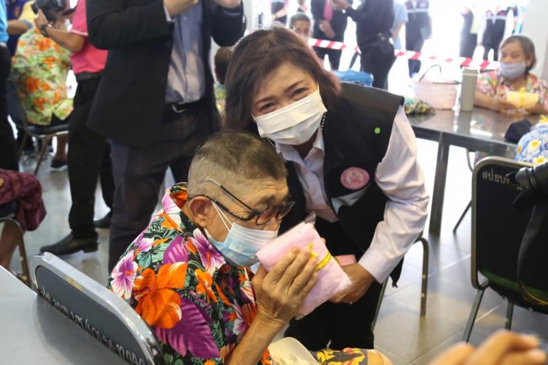 รมว.พม. พร้อมด้วยค�