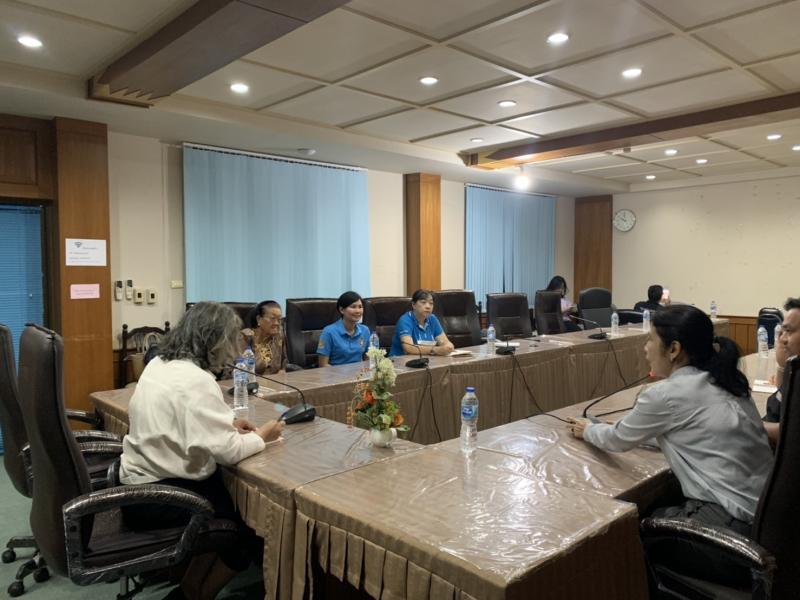 รองปลัด พม. เป็นปร�