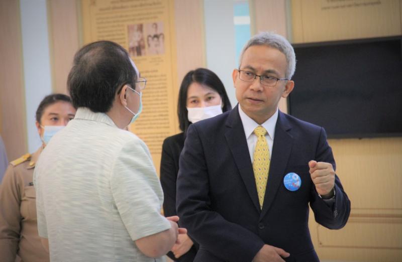 รองปลัด พม. เป็นปร�