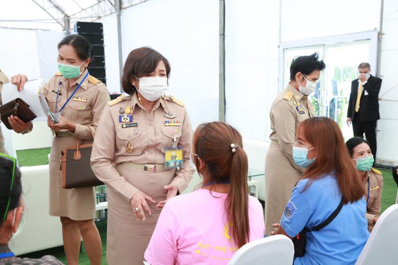 รมว.พม. พร้อมคณะผู�