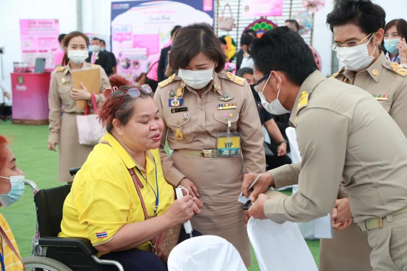 รมว.พม. พร้อมคณะผู�