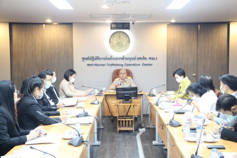 รองปลัด พม. เป็นปร�