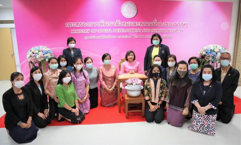 ปลัด พม. ให้ผู้บริ�