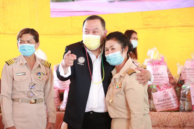 รมว.พม. พร้อมคณะผู�