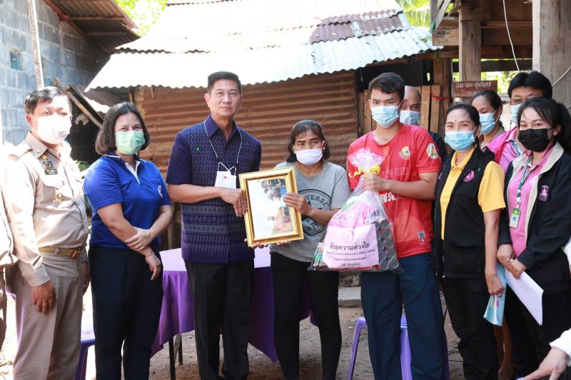 รมว.พม. พร้อมคณะผู�