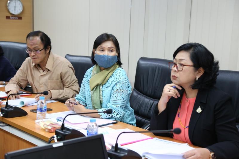 รองปลัด พม. เป็นปร�