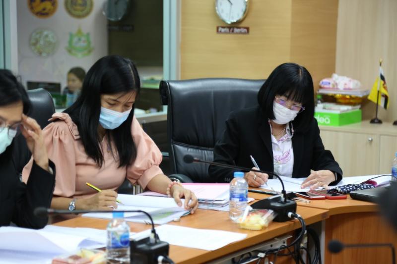 รองปลัด พม. เป็นปร�